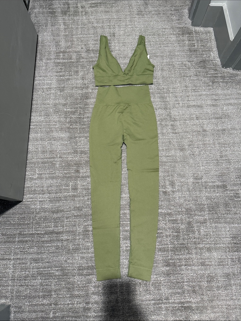 WeWoreWhat Olive green Seamless High-Rise Legging xs & V-Neck Bralette small Set